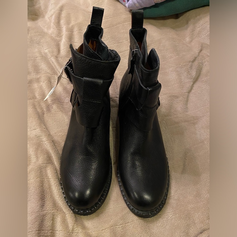 WOMEN’s black leather boots SZ 9.5